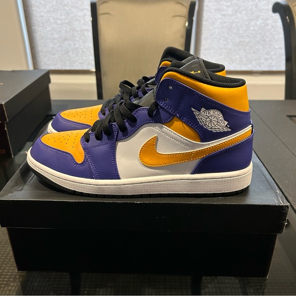 Jordan 1 Mid Size 10 Lakers (DQ8426-517) - Picture 2 of 7